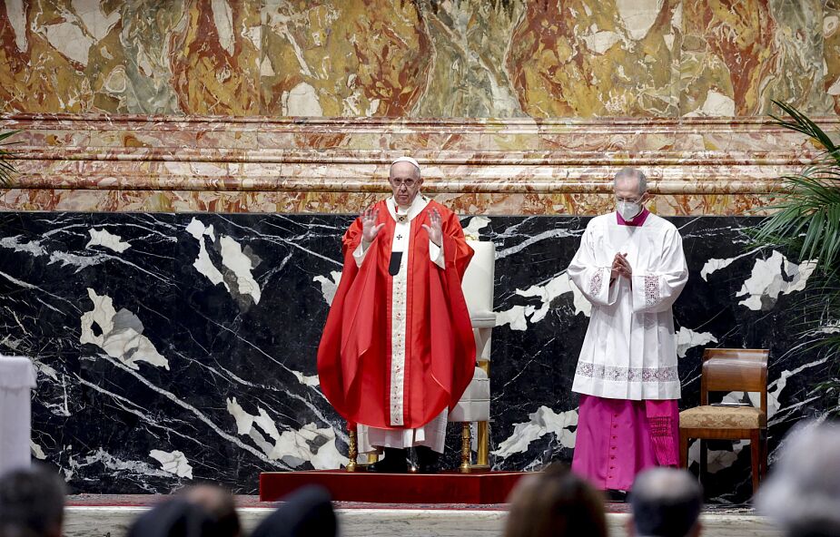 Papież prosi o modlitwę za ofiary zamachu przed katedrą w Indonezji