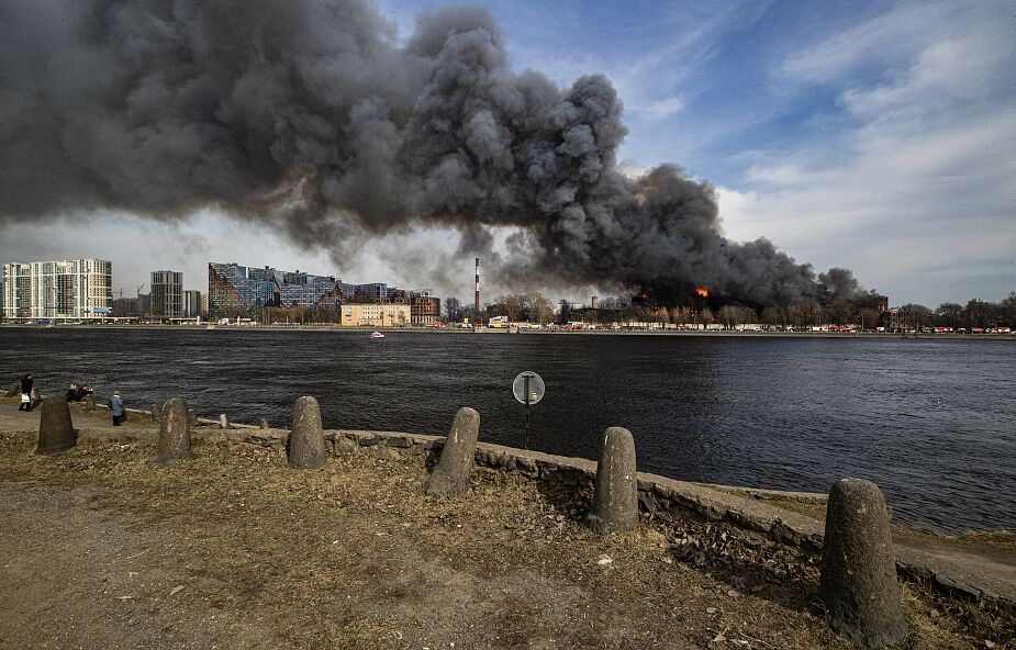 Potężny pożar fabryki w Petersburgu [ZDJĘCIA]