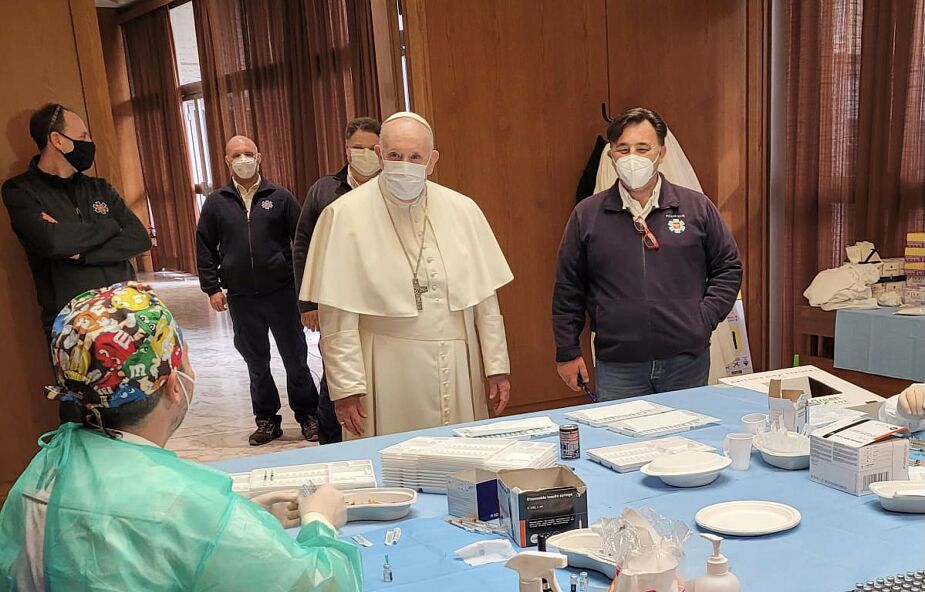Papież odwiedził bezdomnych oczekujących na szczepienia