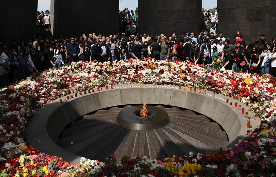 W Armenii tłumy złożyły kwiaty pod pomnikiem rzezi Ormian