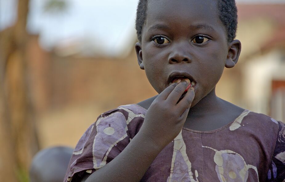 Pandemia COVID-19 podwoiła na świecie liczbę głodujących
