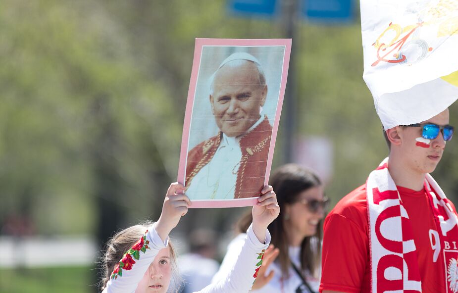 Święty4ever: Wywieś flagę papieską z okazji rocznicy kanonizacji