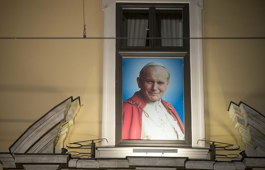 Wspomnienie ostatniej drogi Jana Pawła II. Dziś 16 rocznica pogrzebu