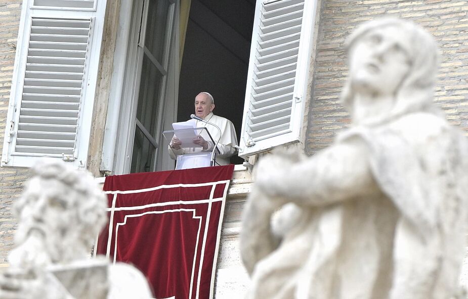 Papież modli się na różańcu za zmarłych na koronawirusa - rozpoczął się "maraton modlitewny " o ustanie pandemii