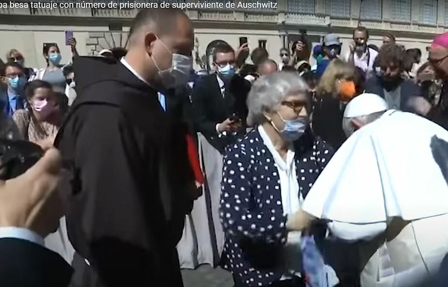 Piękny gest papieża. Ucałował numer obozowy wytatuowany na ręce więźniarki [ZOBACZ FILM]