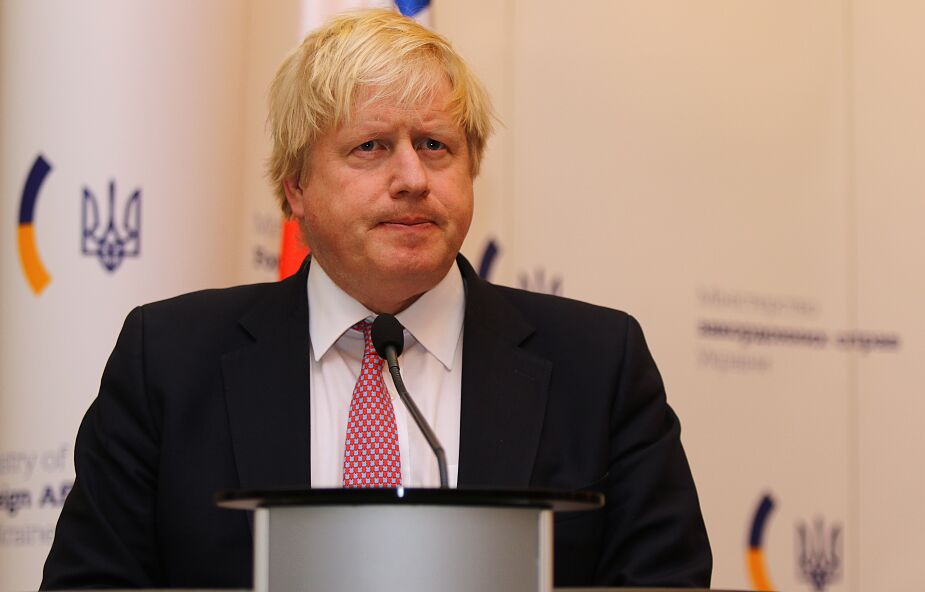 Boris Johnson chciał sobie wstrzyknąć koronawirusa na wizji
