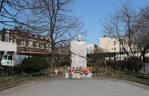 Zdewastowano pomnik księdza Popiełuszki; na głowę założono worek ze śmieciami