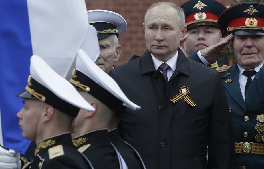 Putin na defiladzie w Moskwie: Rosja będzie twardo bronić swoich interesów