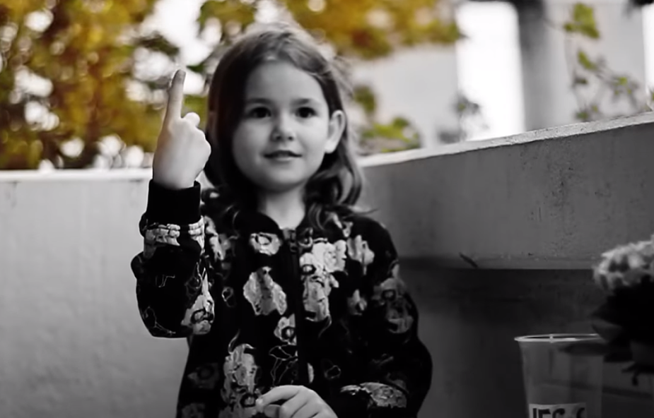 Wzruszające nagranie. Dziewczynka opowiada Księgę Rodzaju w języku migowym