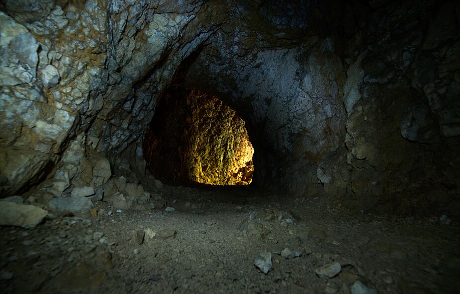 W jaskini k. Ojcowa znaleziono szczątki 12-latki. Była pochowana z czaszką zięby w ustach