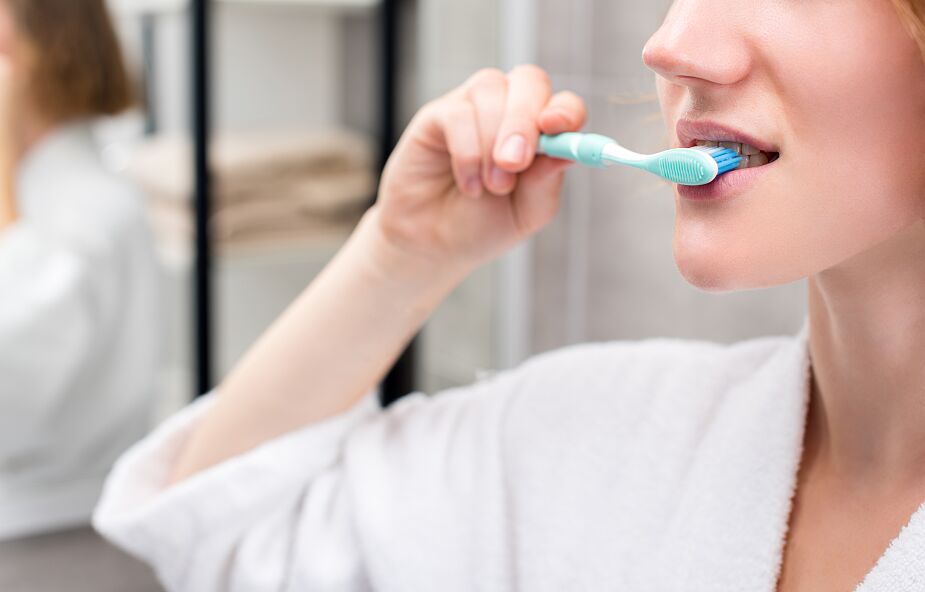 Szczotkowanie i nitkowanie zębów nie zapobiega próchnicy