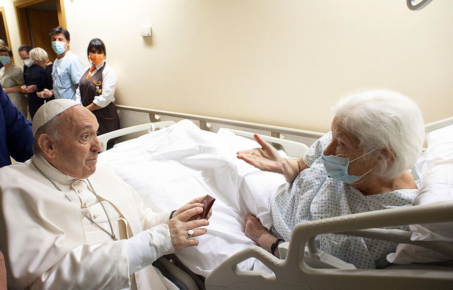 Jak długo papież zostanie w szpitalu? Są nieoficjalne informacje