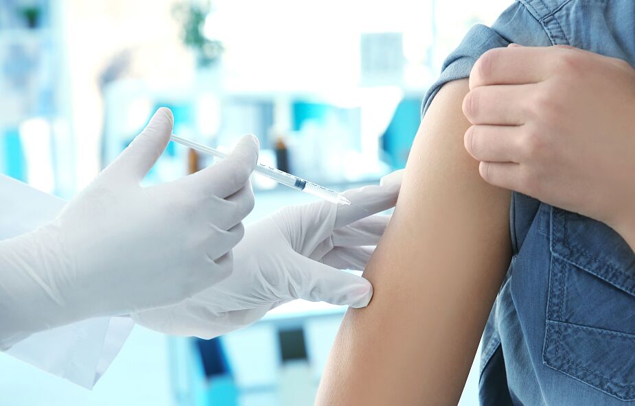 Najnowsze dane o skuteczności szczepień. Szef BioNTech opowiada się za trzecią dawką