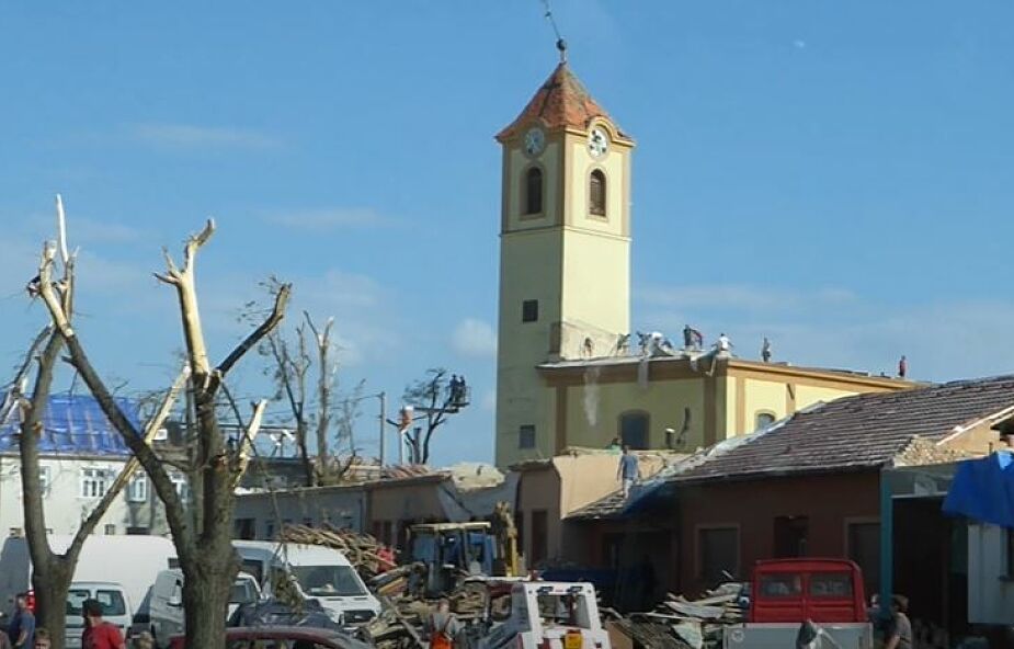 Ten czeski kościół niedawno został zniszczony przez tornado. Z belek dachu powstanie krzyż na papieską pielgrzymkę
