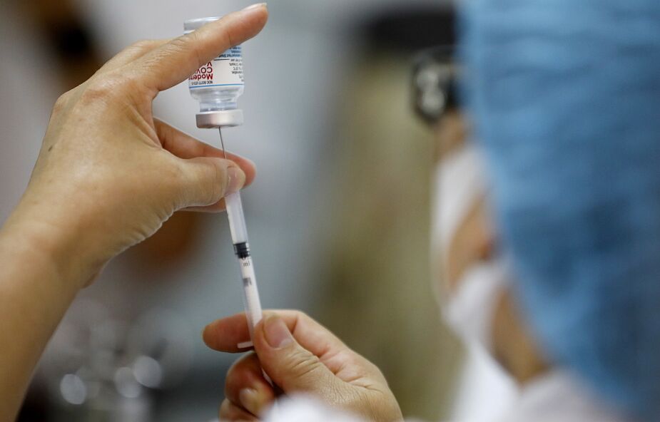Włochy: studentka dostała omyłkowo 6 dawek szczepionki, ale nie ma przepustki Covid