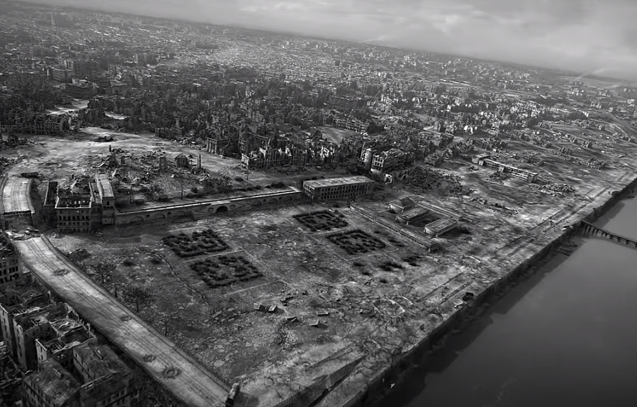 "Puste miasto z chmurą pyłu". Zobacz lotnicze zdjęcia Warszawy podczas II wojny światowej
