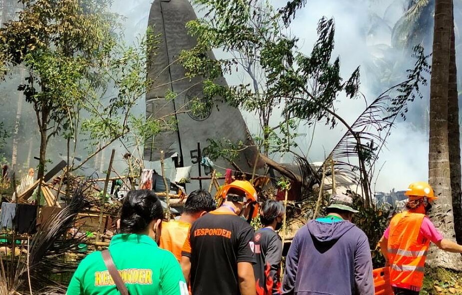 Rośnie liczba ofiar katastrofy wojskowego samolotu na Filipinach. Do tej pory zmarło 45 osób