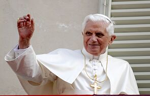 Benedykt XVI modli się za Franciszka