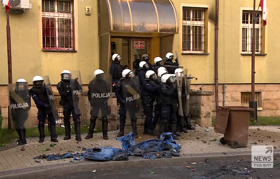 62 osoby zostały zatrzymane po zamieszkach przed komendą w Lubinie