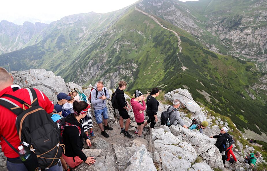 Kolejki turystów pod tatrzańskimi szczytami. "To rekordowy miesiąc"