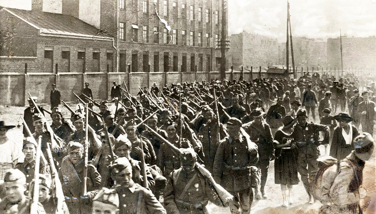 Piechota przed bitwa warszawską - NN, Public domain, via Wikimedia Commons