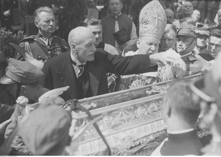 Prezydent Ignacy Mościcki składa swoje wotum na relikwiarzu św. Andrzeja Boboli 18 czerwca 1938 r.,  fot. Narodowe Archiwum Cyfrowe