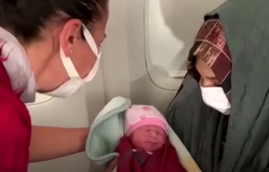 Kobieta urodziła w samolocie podczas ewakuacji z Afganistanu