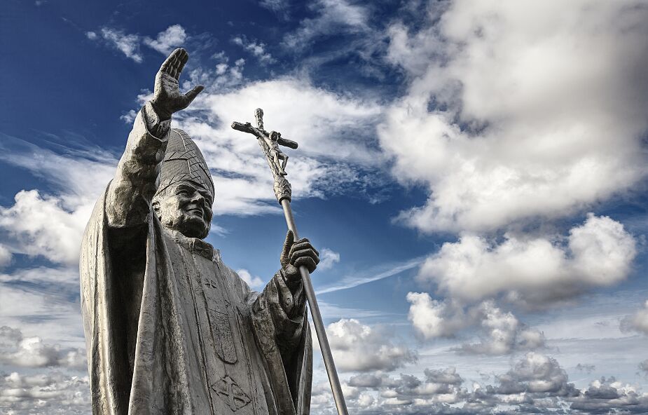 Pielgrzymujący do Santiago de Compostela nie zobaczą pomnika Jana Pawła II. Władze Hiszpanii usunęły statuę papieża