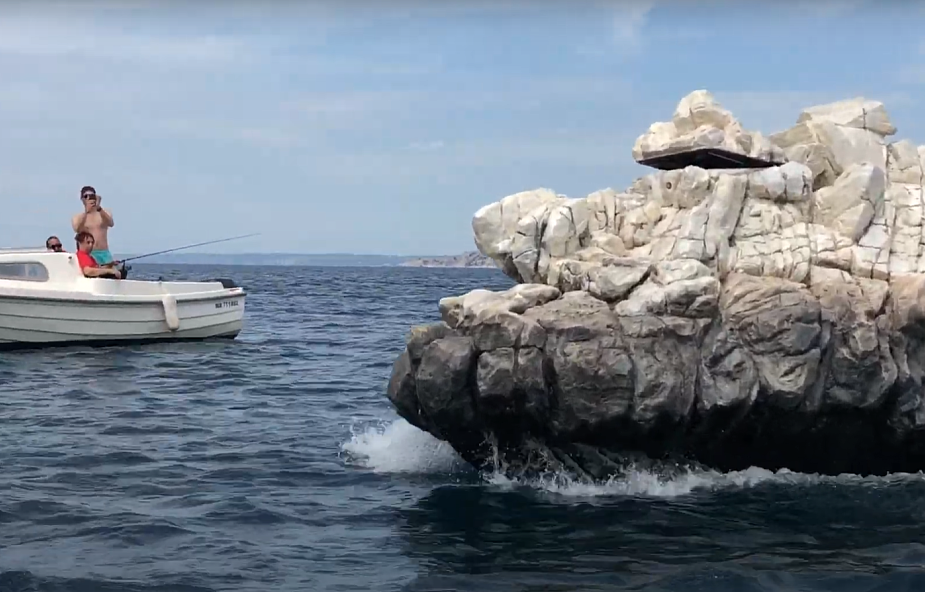 Pływająca wyspa skalna u wybrzeży Marsylii