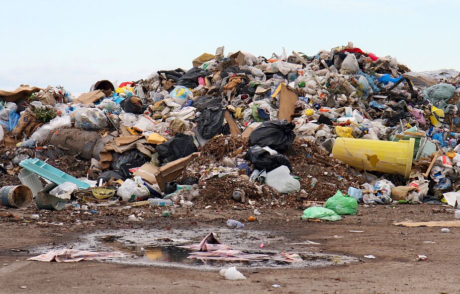 Więźniowie posprzątają nielegalne wysypiska śmieci