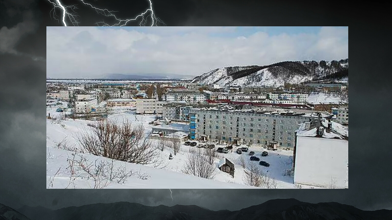 Podczas zamieci spadły 2 stopy śniegu, czyli około 70 cm, a w niektórych miejscach zaspy piętrzyły się na wysokości pierwszego piętra (Fot. Social media/The Siberian Times/dailymail.co.uk/pl.depositphotos.com)