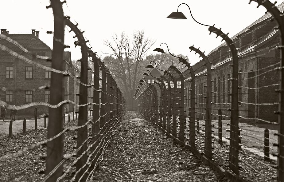 Kara za "hajlowanie" przy bramie obozu zagłady Auschwitz-Birkenau