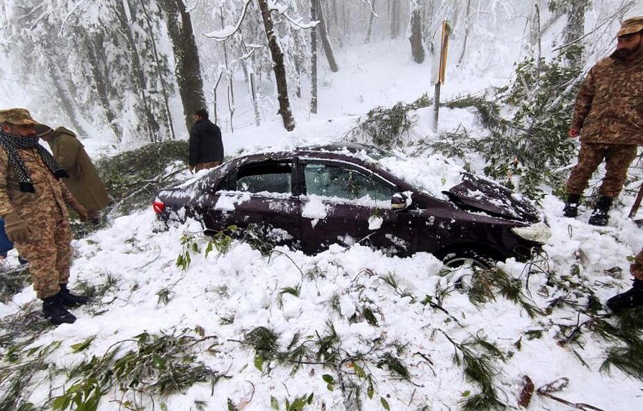 W Pakistanie śnieg przysypał samochody. Zginęło przynajmniej 16 osób