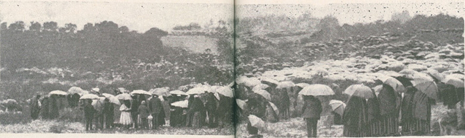 Fatima - Cova da Iria, 13 października 1917 r. Ludzie w ulewie modlą się, a wkrótce będą obserwować cud słońca. Fot. Judah Ruah - zdjęcie opublikowane zostało 29 października 1917 r. w gazecie 