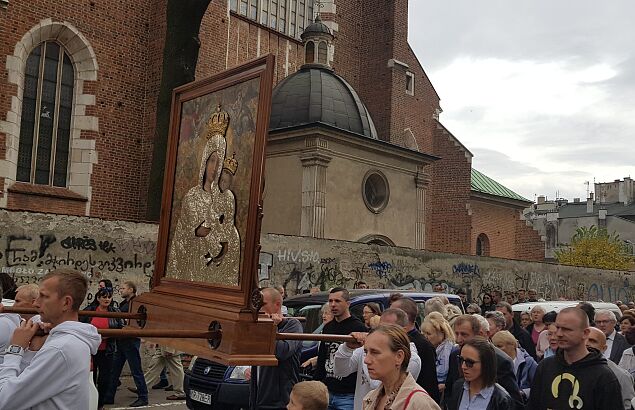 Procesja z obrazem Matki Bożej Gietrzwałdzkiej na Kazimierzu (fot. DEON.pl)