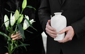 Jak Kościół odnosi się do kremacji zwłok i co mówi o rozrzucaniu prochów na łonie przyrody?