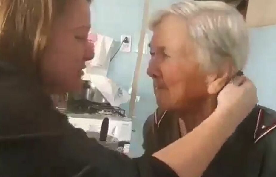 Kobieta chora na Alzheimera na chwilę poznała swoją córkę. Zobacz wzruszające nagranie