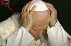 Jedni bronią Jana Pawła II, drudzy go szkalują. Żadna strona nie jest święta