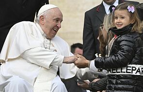 Dzieci podbiegły do papieża podczas audiencji. Z jednym z nich Franciszka łączy wyjątkową więź