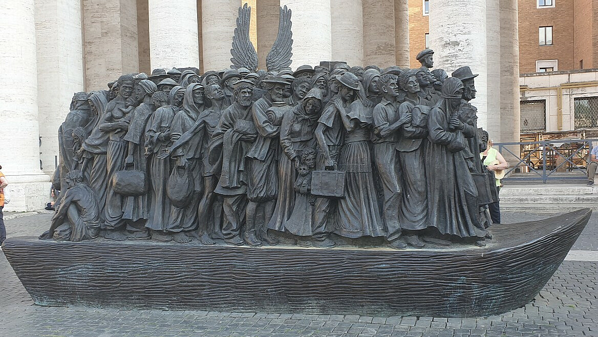 Timothy Schmalz - Migranci - rzeźba na placu św. Piotra w Rzymie - fot. materiały własne.