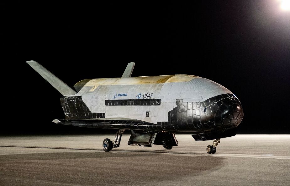 Po dwóch latach spędzonych w kosmosie wojskowy dron X-37B wylądował na Florydzie
