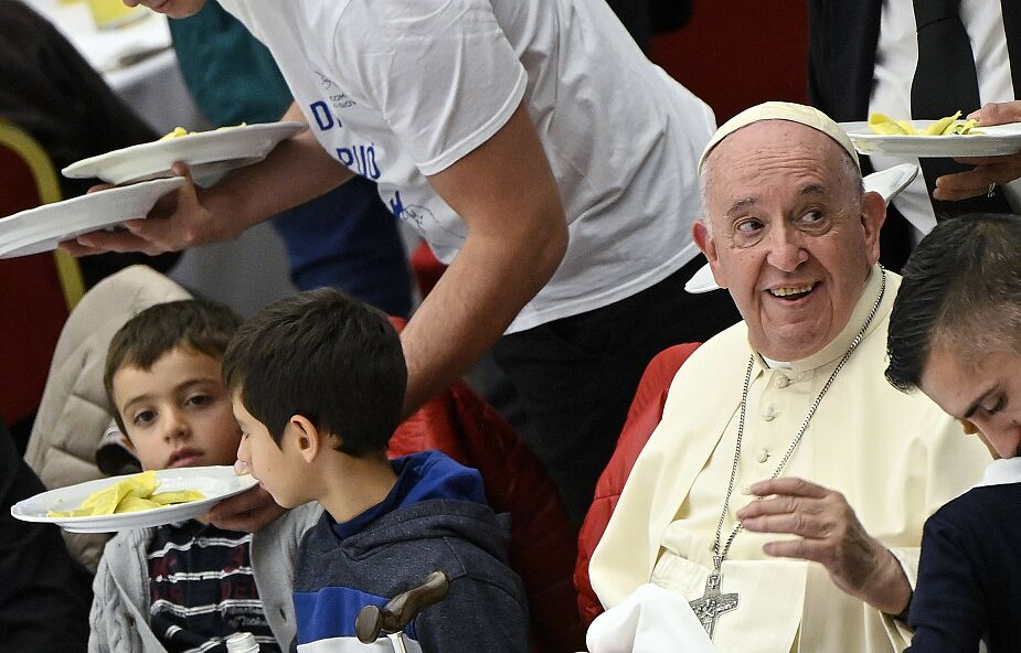 Papież Franciszek spotkał się z ubogimi i zjadł z nimi obiad
