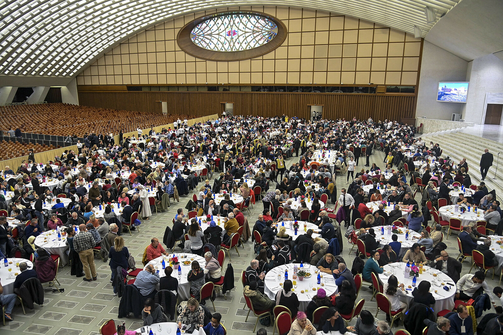 Obiad z ubogimi w Auli Pawła VI (13 XI 2022) - fot. PAP/EPA/Riccardo Antimiani