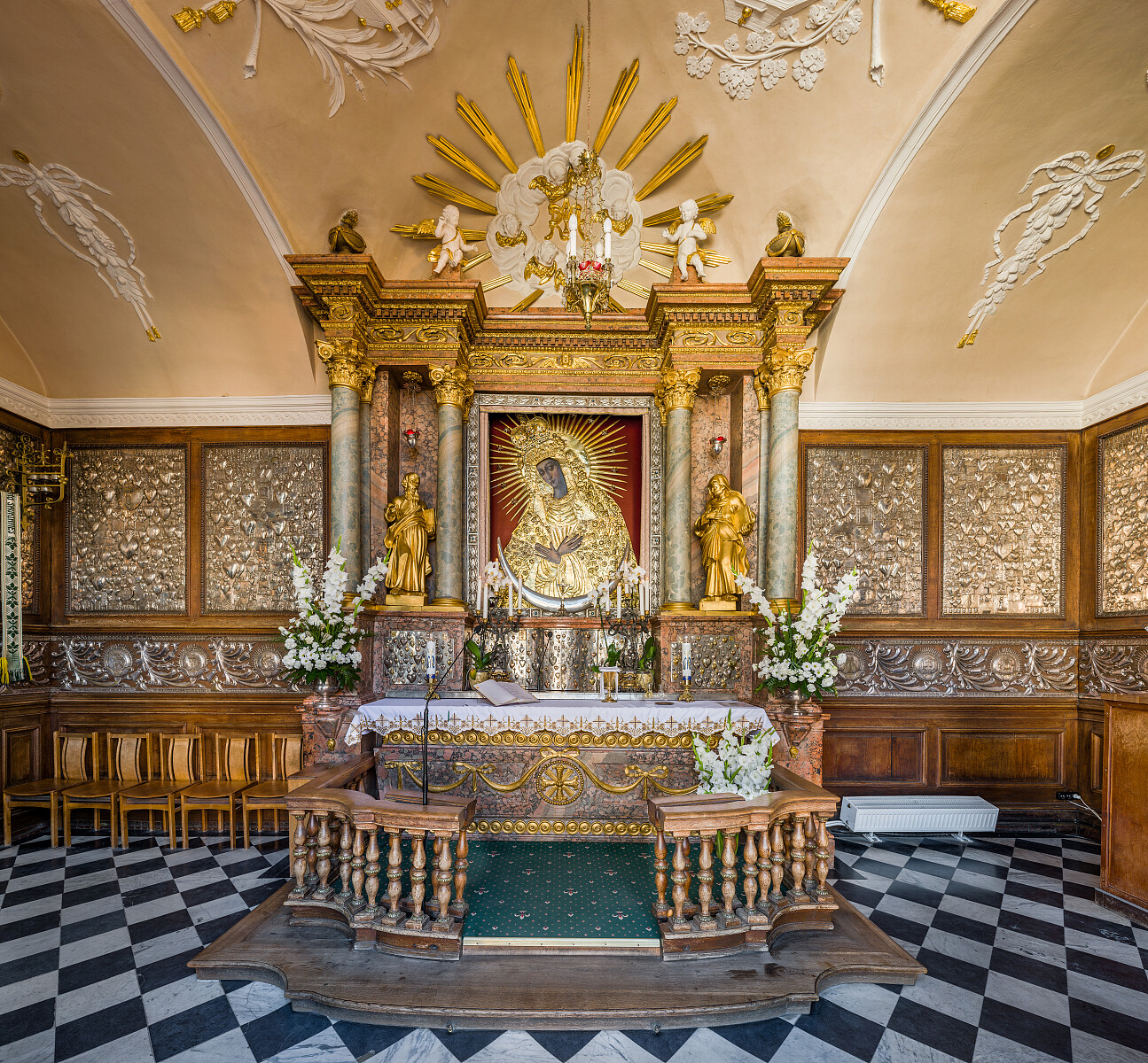 Kaplica Matki Bożej Miłosierdzia w Ostrej Bramie w Wilnie - Diliff, CC BY-SA 3.0 https://creativecommons.org, via Wikimedia Commons