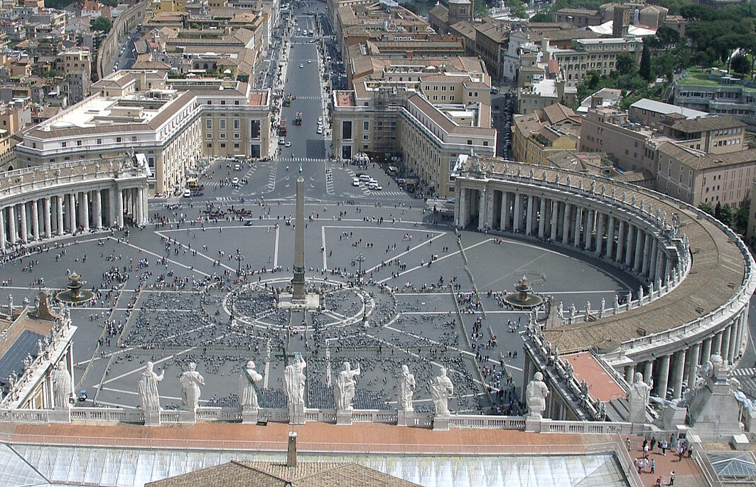 Kolumnada Berniniego wokół placu św. Piotra w Rzymie - © Vyacheslav Argenberg / http://www.vascoplanet.com/, CC BY 4.0 www.creativecommons.org, via Wikimedia Commons