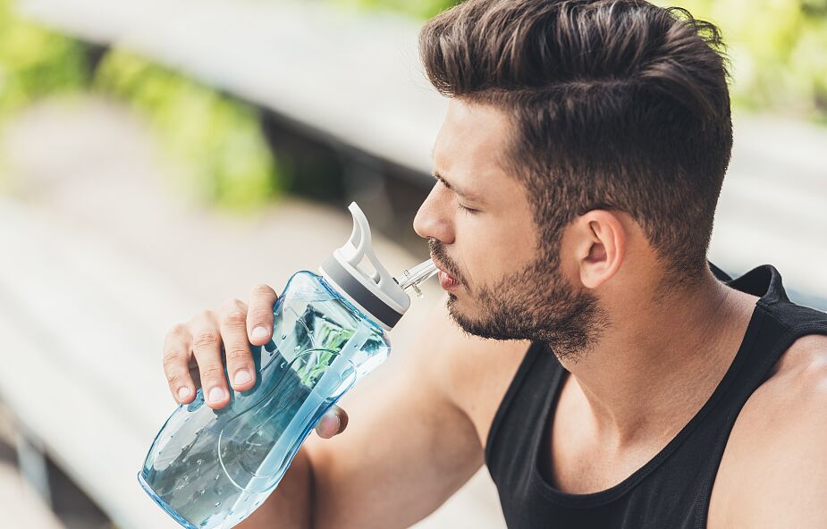 Potrzeba picia 8 szklanek wody dziennie to mit. Naukowcy wyjaśniają, dlaczego