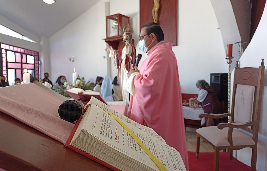 Dziś Niedziela „Gaudete” – księża zakładają różowy ornat
