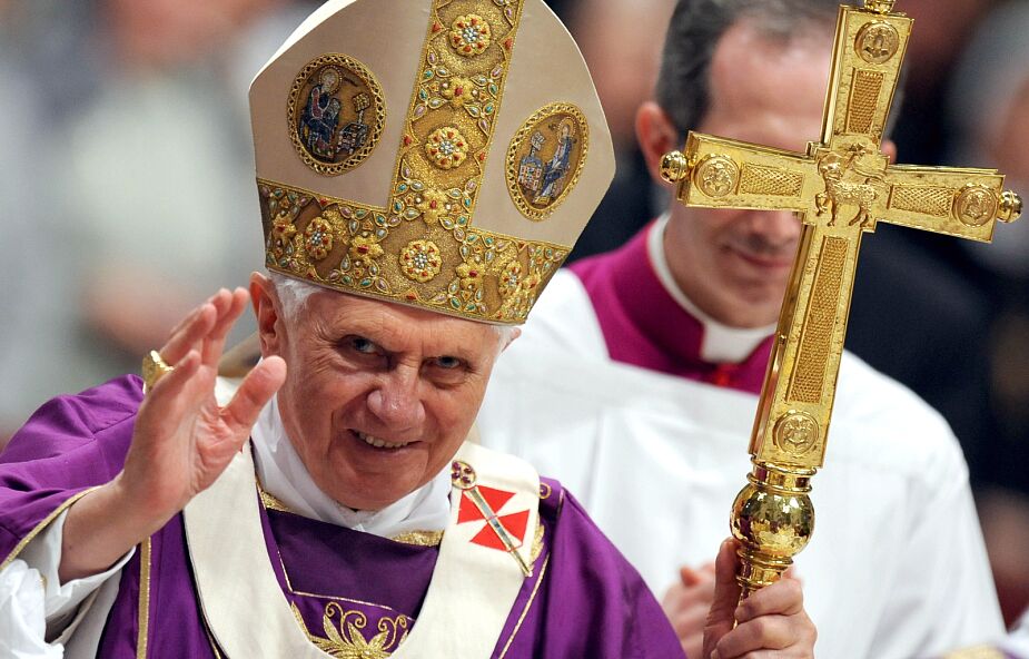 Niecodzienna sytuacja po śmierci Benedykta XVI. Franciszek będzie przewodniczył uroczystościom pogrzebowym