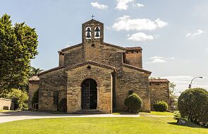 Hiszpania: ksiądz samodzielnie wyremontował ponad 600 świątyń. Pomagali mu parafianie