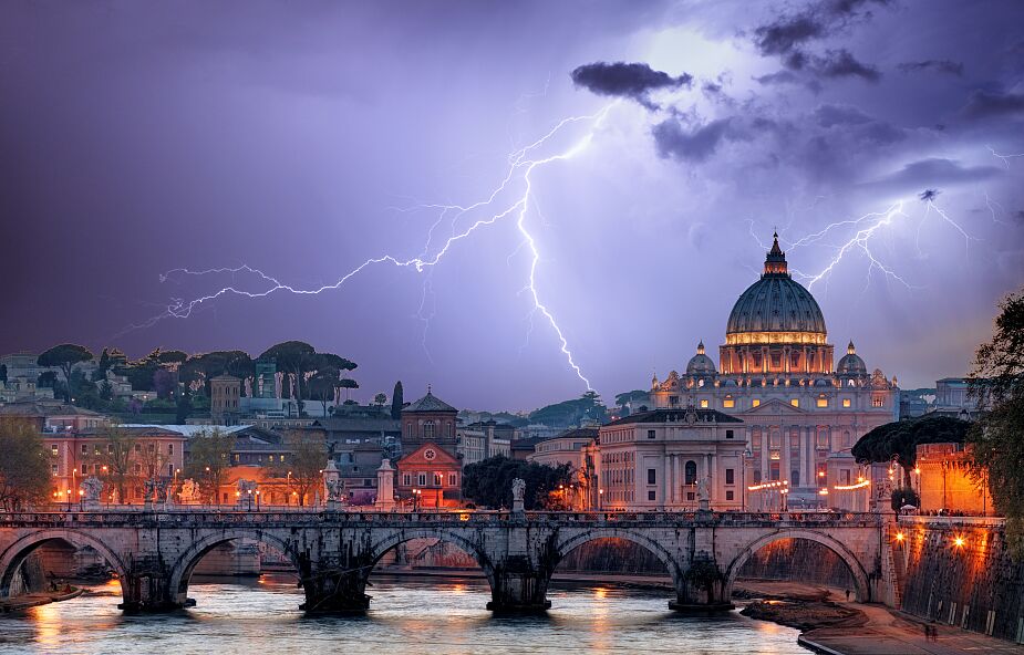 Watykan: silny deszcz uszkodził Pałac Apostolski. Woda wdarła się do środka